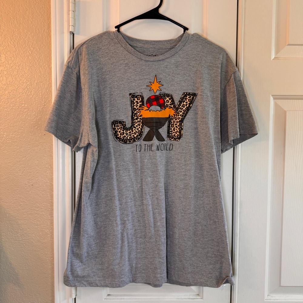 Love in Faith Dark Gray Joy To The World Christmas Short Sleeve T Shirt Womens L